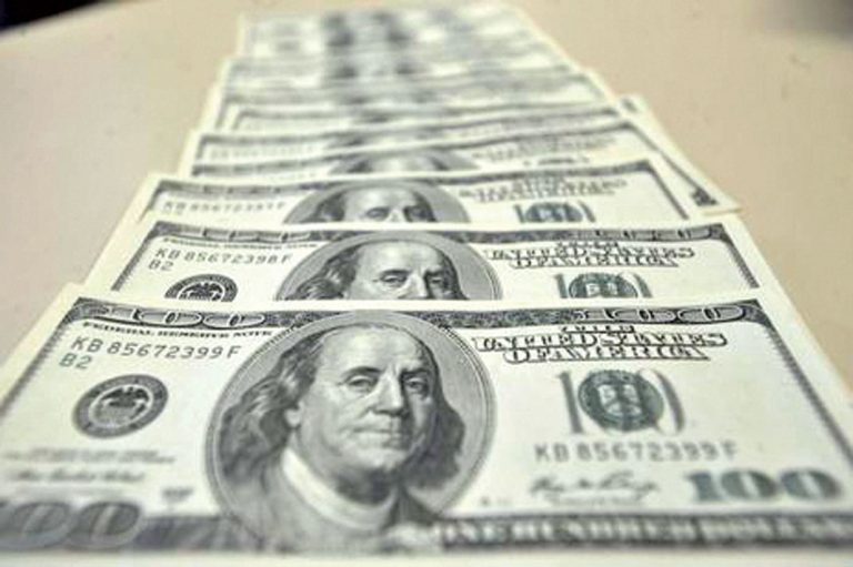 Dólar bate novo recorde de alta e fecha em R$ 3,661