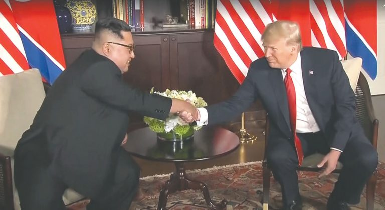 Trump e Kim Jong-un fazem encontro histórico