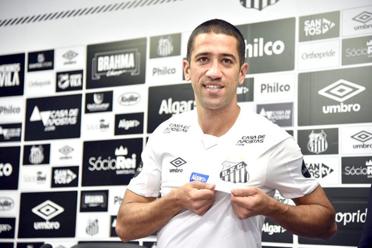 Em nova casa: Santos apresenta Evandro, 11º reforço da temporada