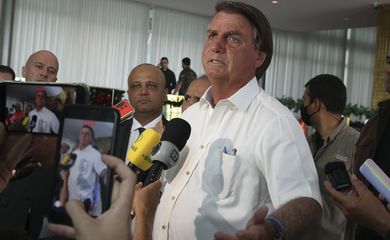 NACIONAL: Bolsonaro é internado com desconforto abdominal