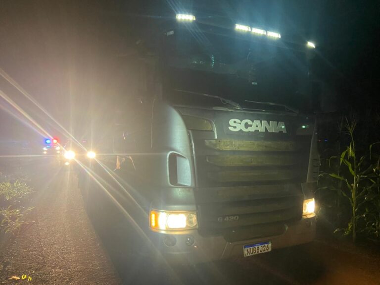ROUBO DE CARGA – PM recupera caminhão, mas bandidos conseguem levar carga de soja