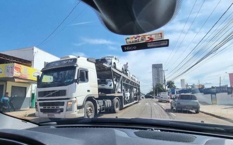 Caminhão invade perímetro urbano e arrasta fiação em Rondonópolis