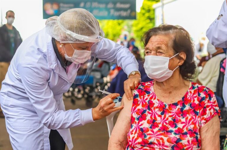 Dia Nacional da Imunização: SES convoca idosos a buscarem a quarta dose da vacina contra Covid-19