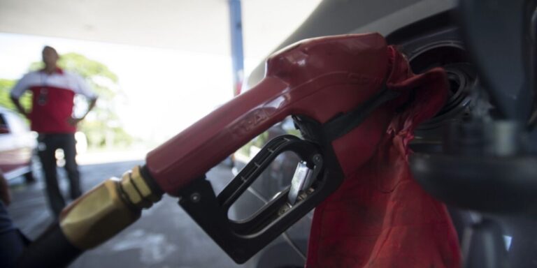 Bastidores da República: Queda do ICMS no DF e em 21 estados já reduz preço dos combustíveis