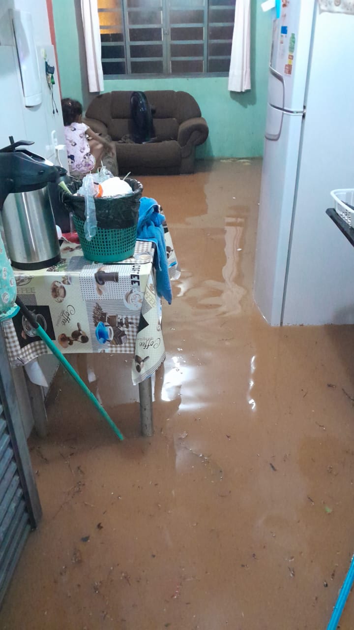 Res. Dona Neuma: Família que tem casa inundada pela 3ª vez cobra providências