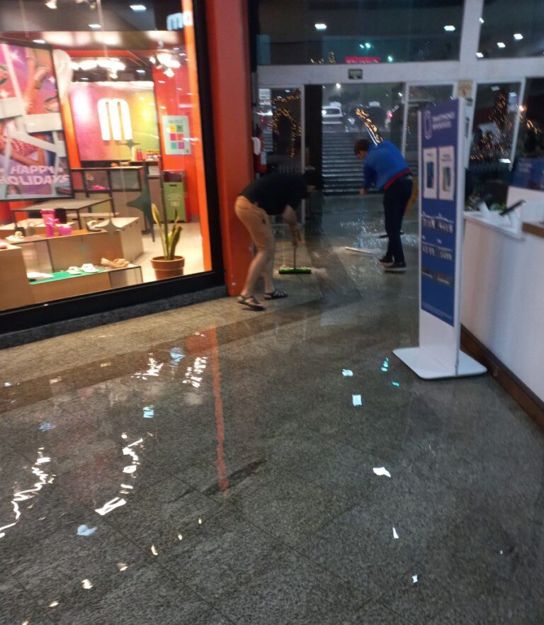 Shopping center da cidade é alagado em noite de forte chuva