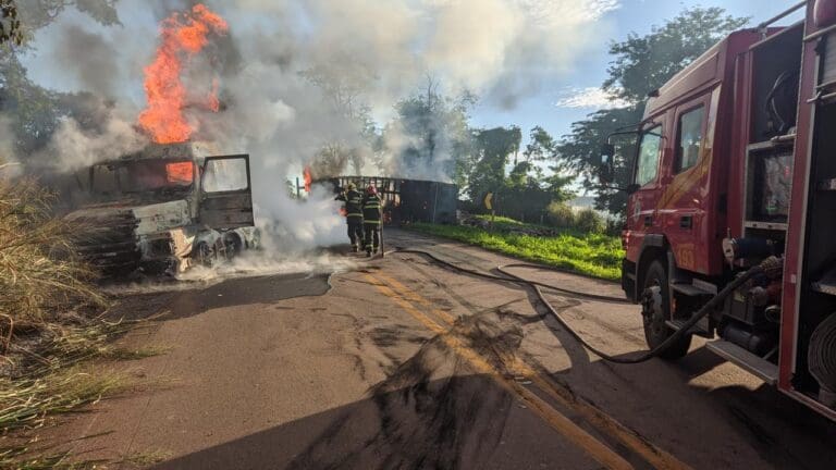 Bombeiros combatem incêndio na BR-364 em carreta que transportava algodão